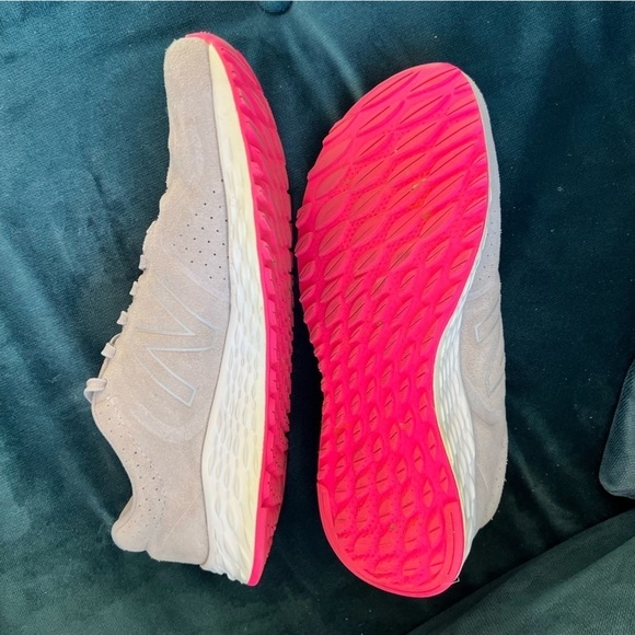 New Balance Suede Fresh Foam Arishi V2 Running Shoe Size 9.5 EUC Gray Pink - Picture 2 of 7